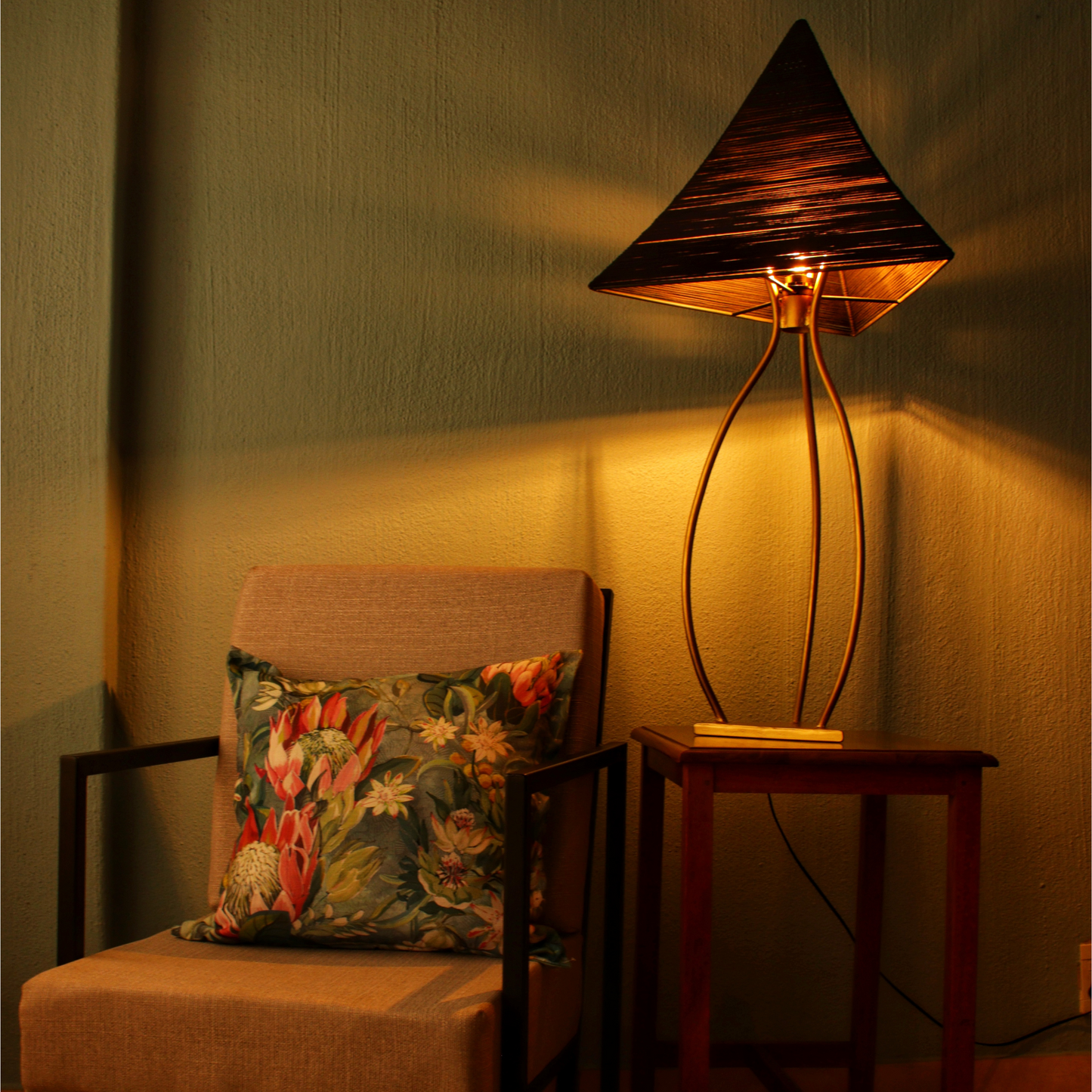 Ardhi Tranglio Side Lamp